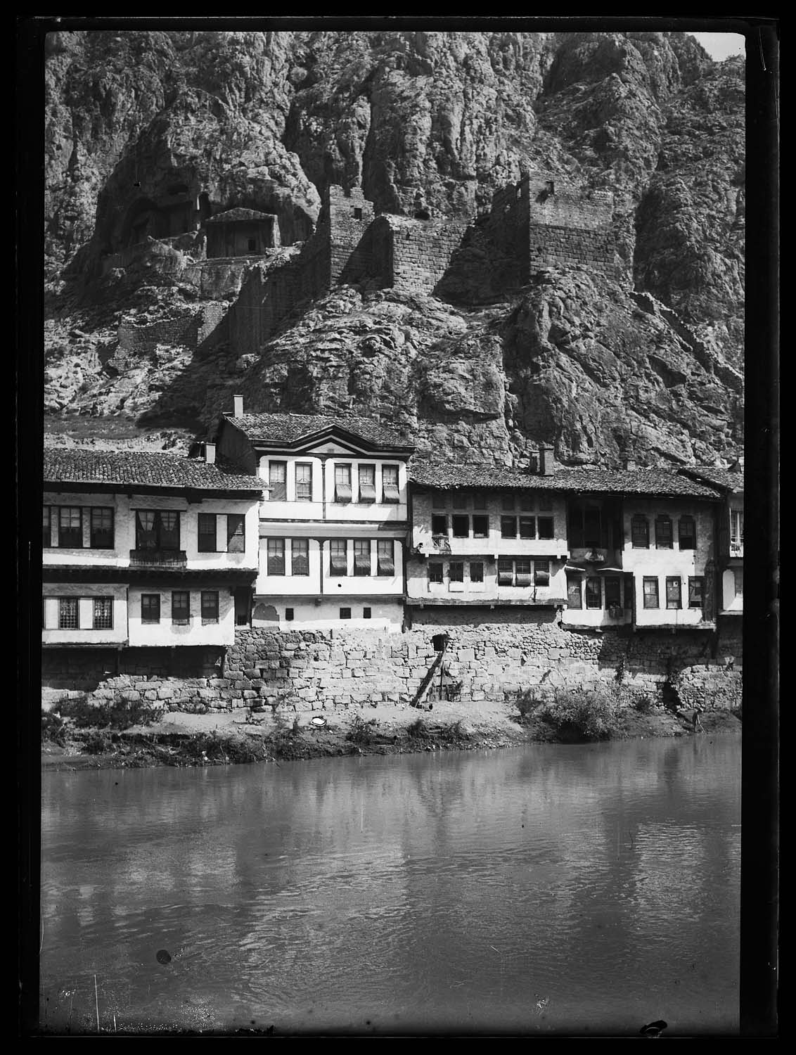 Maisons au bord du Yesilirmak, à proximité de l'Altçak Köprü